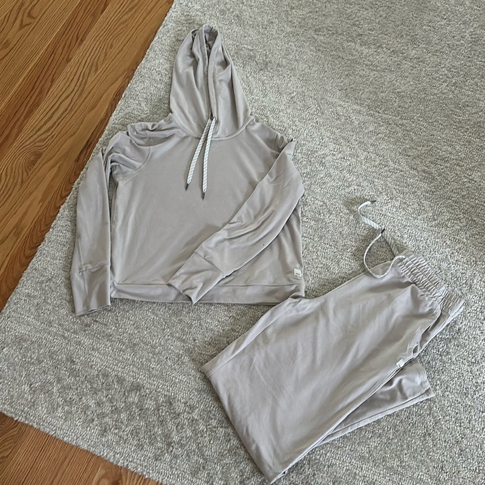 Gently worn size small Vuori Halo Performance Set